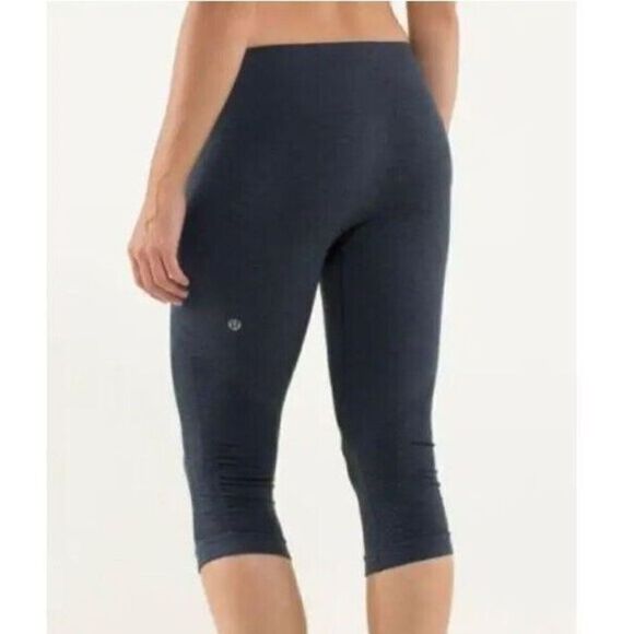 Lululemon Heathered Gray Inkwell in the Flow Crop II Size 6 - Picture 2 of 7